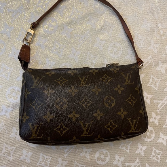 SOLD Louis Vuitton Monogram Pochette ❤️ - Picture 3 of 10